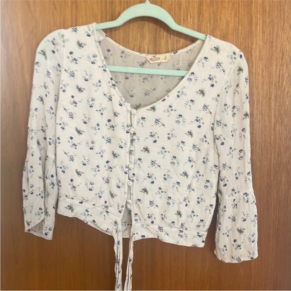 5 for $25🎈 Hollister button down crop